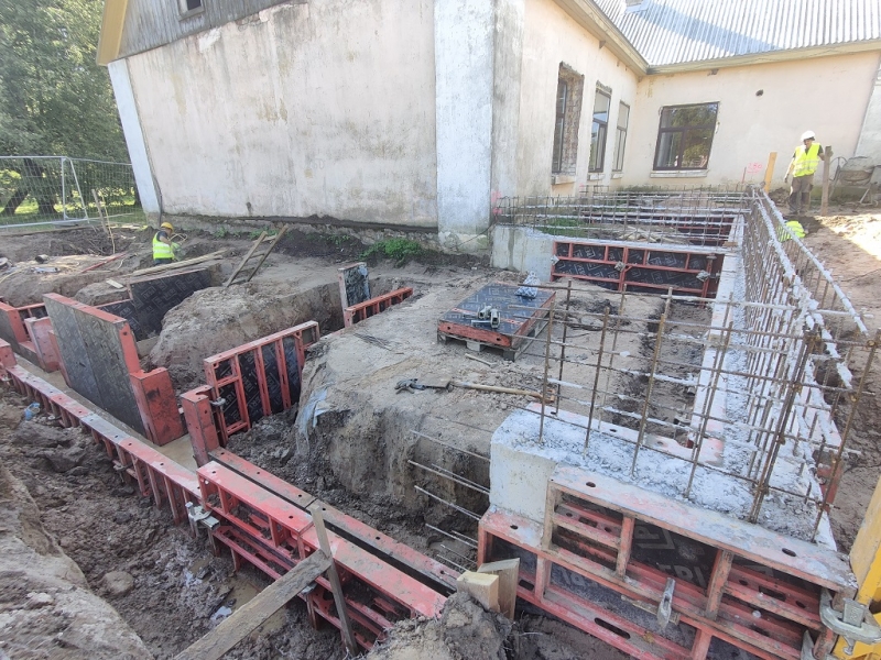 Būvdarbi, kur redzami mājas pamati