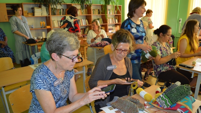 Adīšanas semināra dalībnieces iepazīst Balvu novada adītāju cimdu rakstus