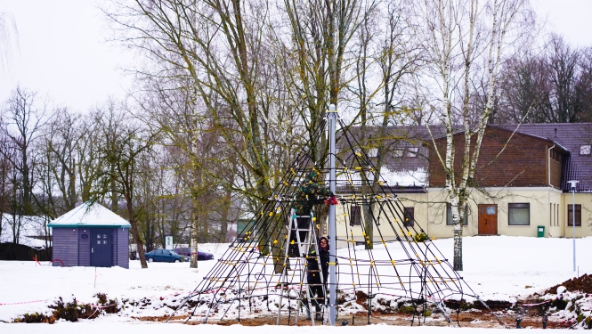 Lāča dārzā top jauns objekts - bērnu rotaļu laukuma elements