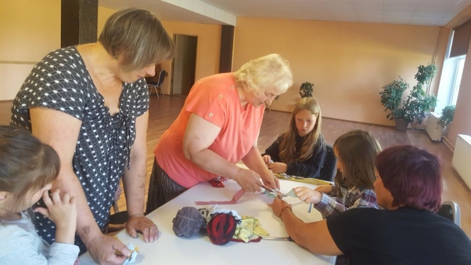 Aizvadīta radošā darbnīca suņumīļiem 