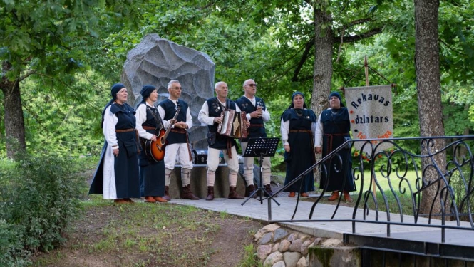 Etnogrāfisko ansambļu sadziedāšanās un danču vakars Lāča dārzā