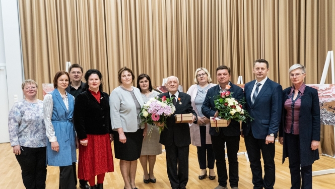 Balvu novada pašvaldības domes vadība pateicas valsts augstāko apbalvojumu saņēmējiem