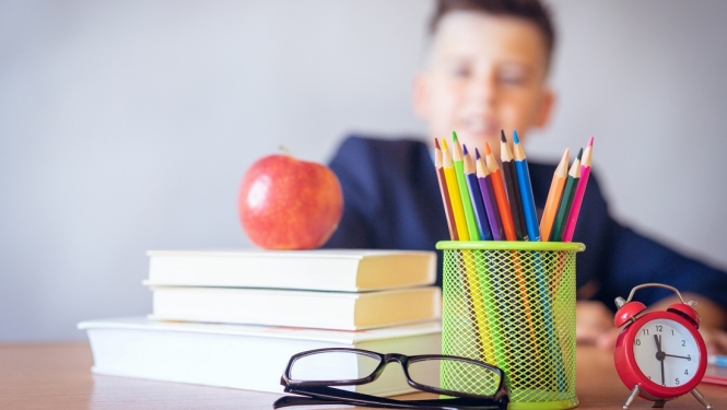 Mazaizsargāto ģimeņu bērniem iespējams saņemt bezmaksas skolas preču komplektus