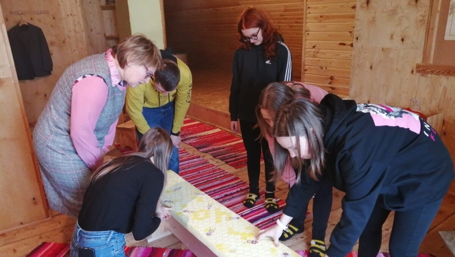 Tilžas vidusskolas 12.klases skolēni devās ekskursijā uz Šķilbēnu pagasta Upīti