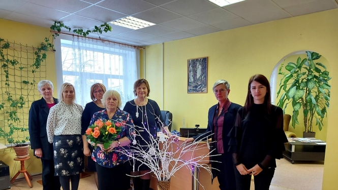 Rugāju bibliotēkas vadītāja saņem Balvu novada pašvaldības Atzinības rakstu