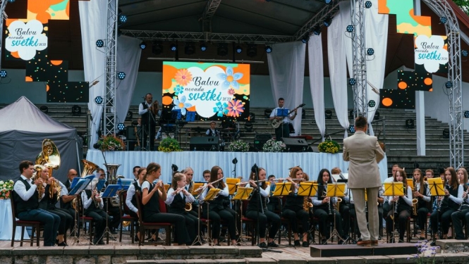 Pūtēju orķestris “Balvi” uzstājas Balvu novada svētkos 2022