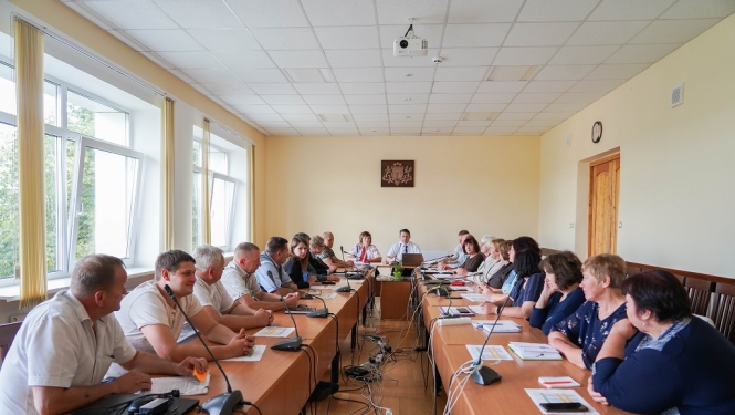 Tikšanās laikā pagastu un pilsētas pārvaldnieki kopā ar domes vadību diskutē par jauno apkures sezonu