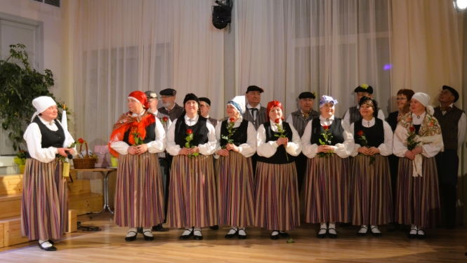 “Ezerrieksts” negrimst – 30 gadi vienotā deju solī