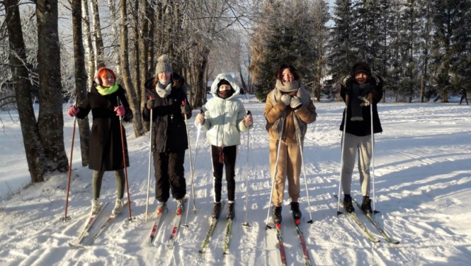 Stacijas pamatskolas audzēkņi slēpo