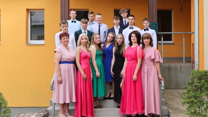 Rekavas vidusskolas  9. un 12.klases 