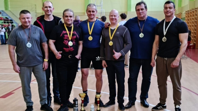 Sportistu panākumi Latvijas Kausā spiešanā guļus 