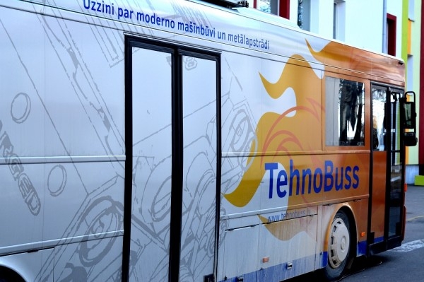 "TehnoBuss" apciemo Rugāju novada vidusskolu