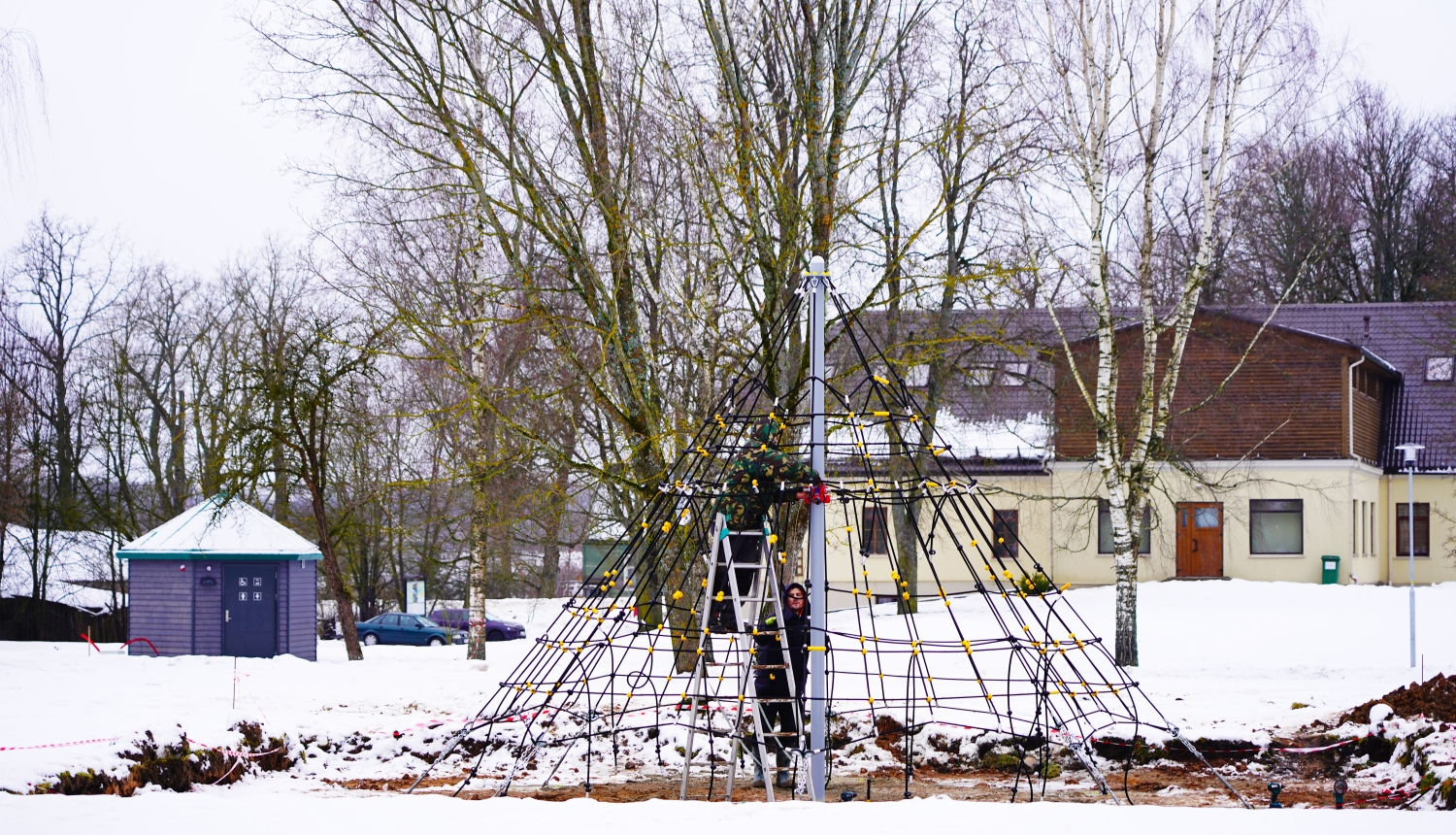 Lāča dārzā top jauns objekts - bērnu rotaļu laukuma elements