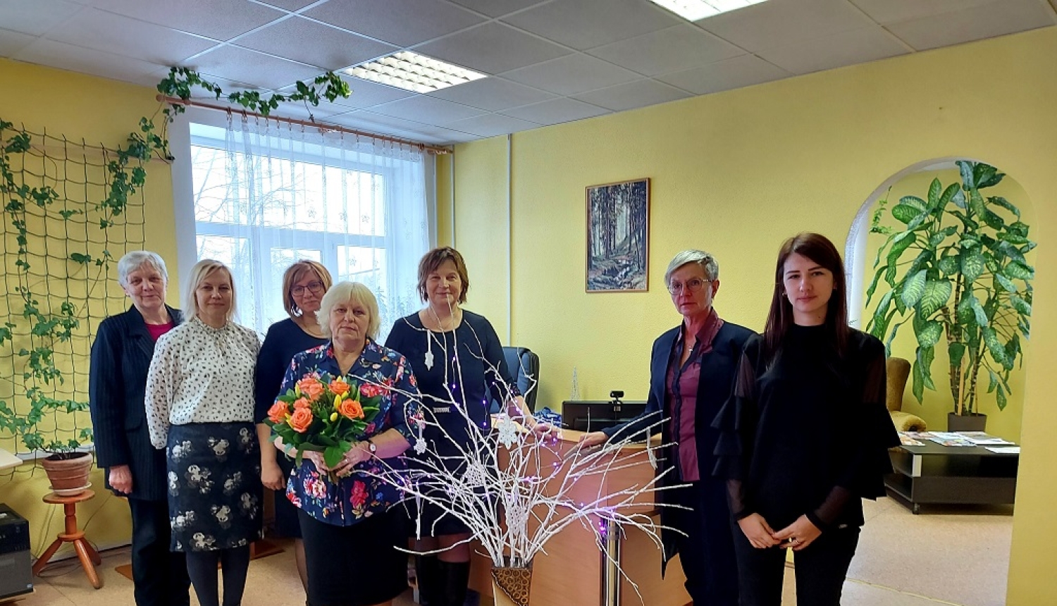 Rugāju bibliotēkas vadītāja saņem Balvu novada pašvaldības Atzinības rakstu