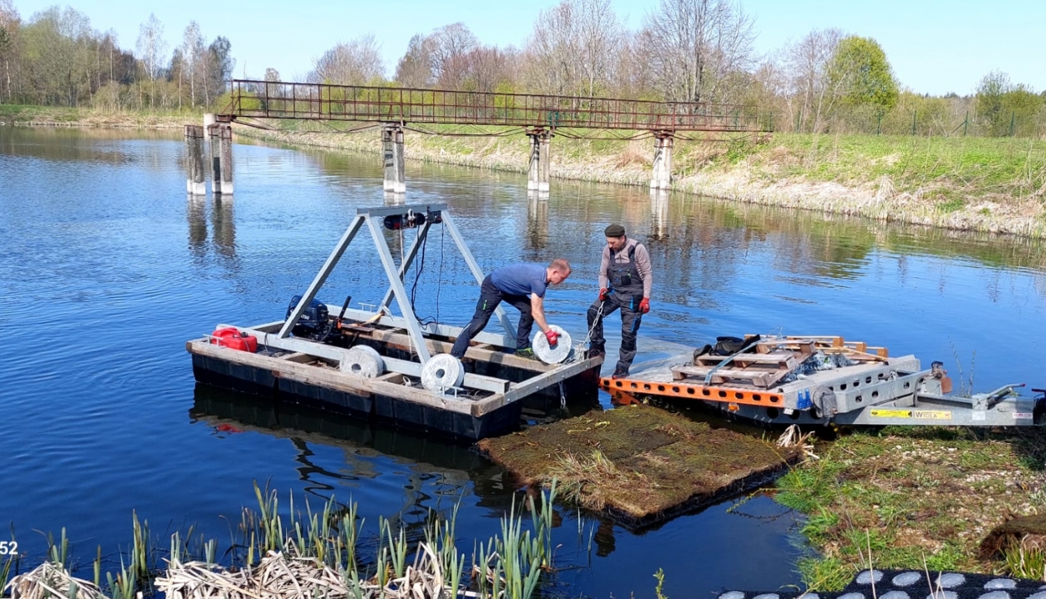 Īsteno mazā granta projektu, Balvu pilsētas NAI bio-dīķos uzstādot peldošās salas