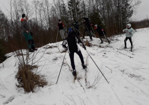 Stacijas pamatskolas audzēkņi slēpo
