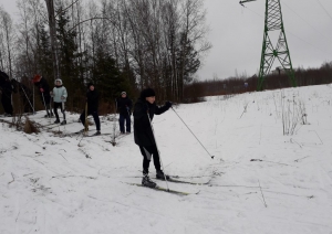 Stacijas pamatskolas audzēkņi slēpo