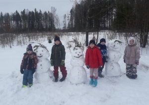 Stacijas pamatskolas audzēkņi slēpo