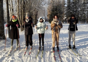 Stacijas pamatskolas audzēkņi slēpo