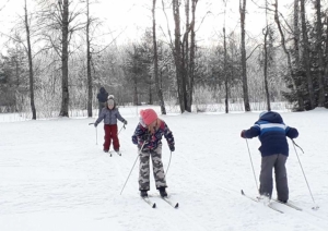 Stacijas pamatskolas audzēkņi slēpo