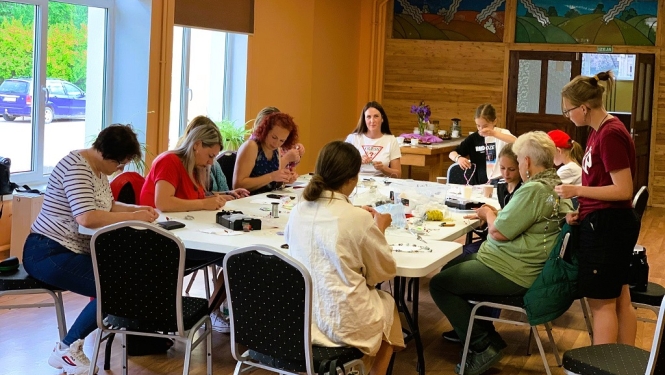 Princešu un karalieņu rotu gatavošana Baltinavā