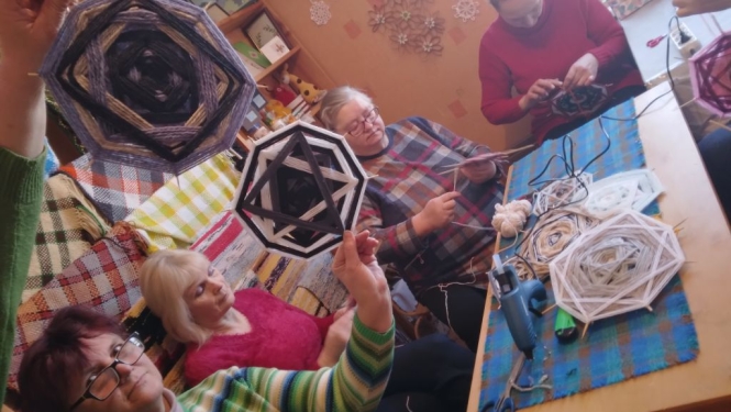 Briežuciemā top skaistas dzijas mandalas