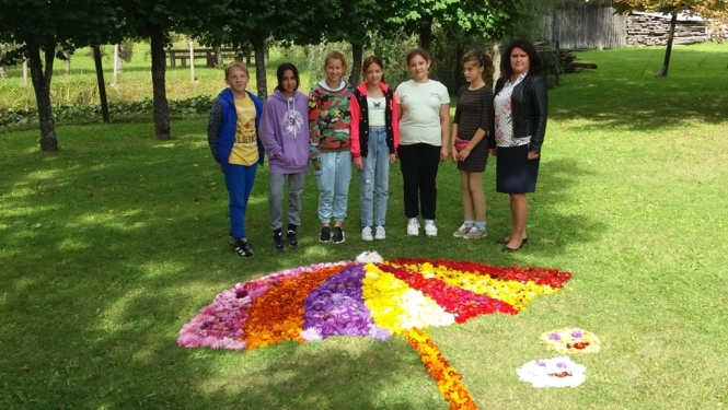 Ziedu paklāja ,,Zem lietussatga!”  veidošana Stacijas pamatskolā