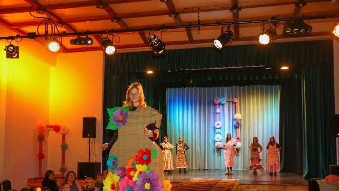 Stacijas pamatskolas piedalīšanās netradicionālās modes skatē “Mīlestības krāsas” 