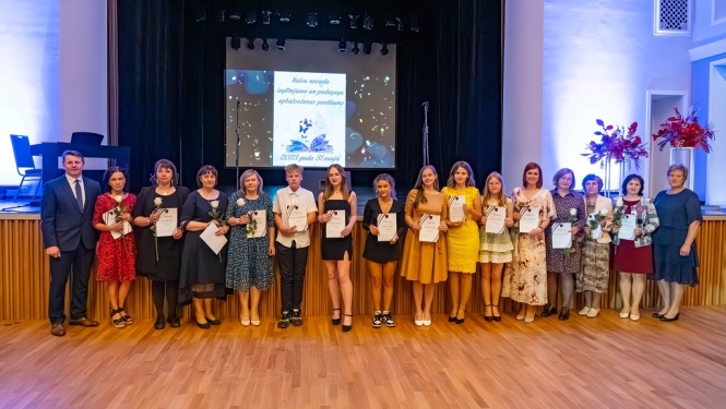 Mācību gada izskaņā apbalvo Balvu novada izglītības iestāžu skolēnus un pedagogus