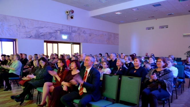 „Latvju jostu apkārt sienot”