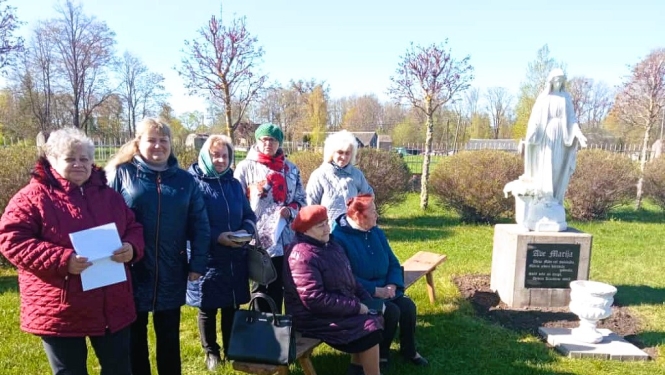 Maija dziedājumi pie krucifiksiem