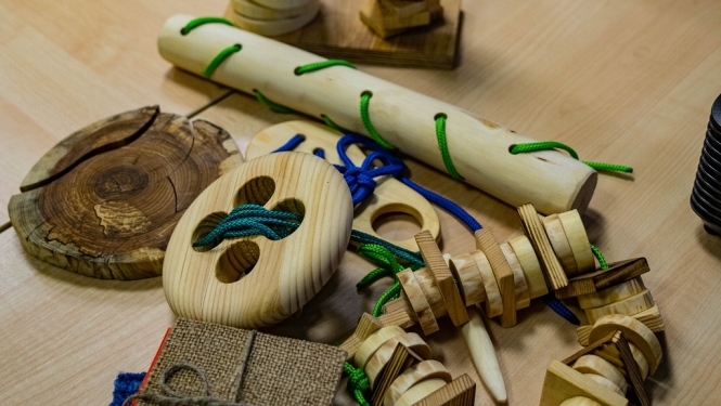 Daudzfunkcionālā sociālo pakalpojumu centra klienti izveidojuši spēļu komplektus un dāvina tos Ziemassvētkos