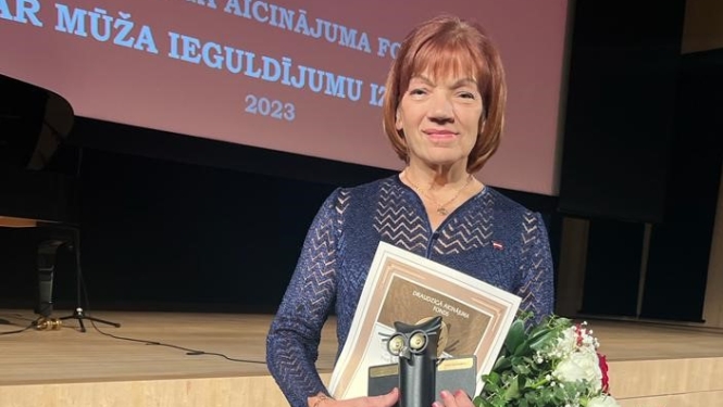 Balvu par mūža ieguldījumu izglītībā saņem skolotāja Anita Kamendere