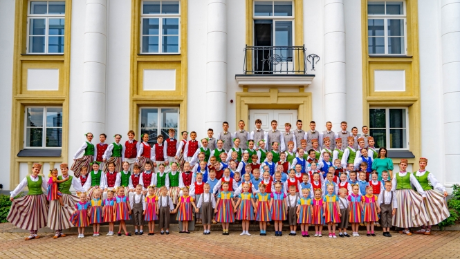 “Vasariņ, es jau nāku!”