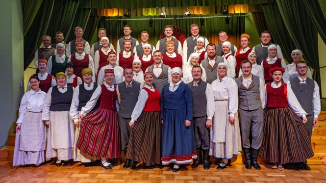 Deju kopa “Rugāji” dāvina deju pērļu rotu