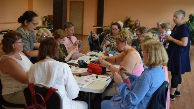 Adītājas no Islandes iepazīst Baltinavas cimdu rakstus