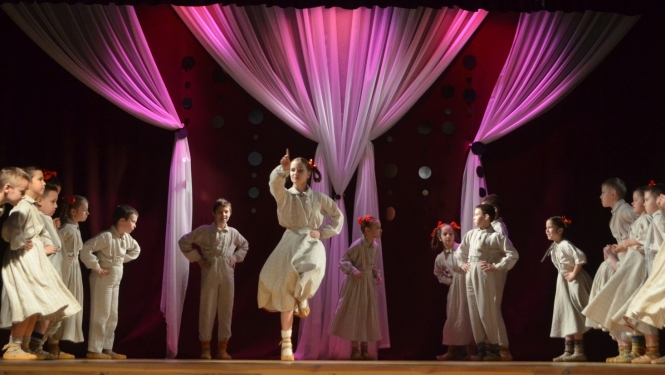 Aizvadīts bērnu tautisko deju sadancis "Pretī pavasarim"