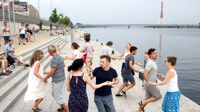 Pasniegs apliecinājumus par nemateriālā kultūras mantojuma vērtības iekļaušanu Latvijas Nacionālajā nemateriālā kultūras mantojuma sarakstā