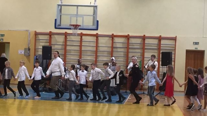 Izzinoši radoša nodarbība "Tradicionālās Ziemeļlatgales spēles, rotaļas un rotaļdanči"