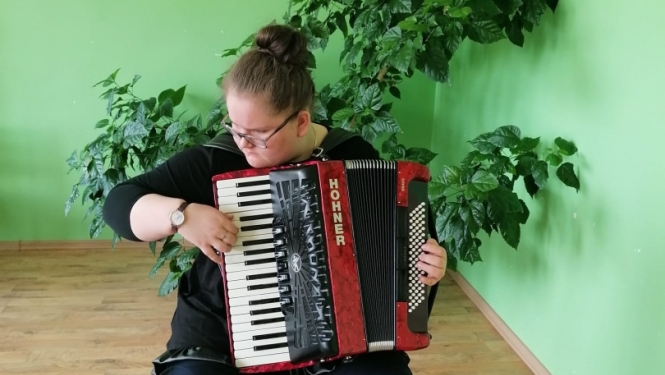 Viļakas Mūzikas un mākslas skola iegādājas jaunu akordeonu