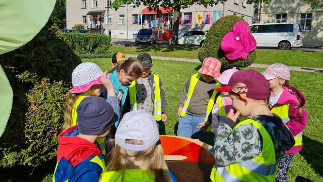Nosvinēti Balvu Centrālās bibliotēkas dārza svētki “Alise grāmatu zemē”
