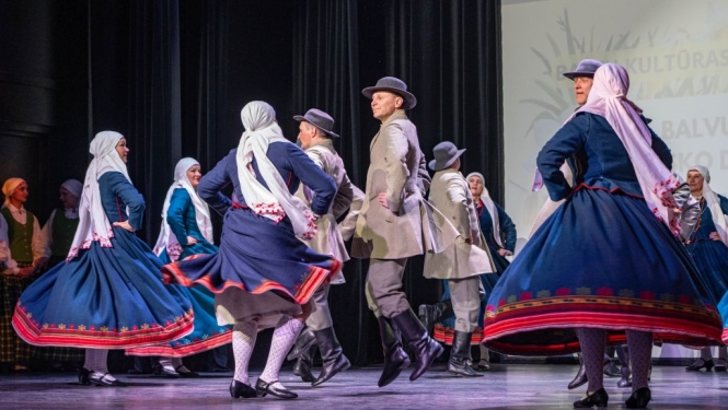 Aizvadīta Balvu novada tautisko deju kolektīvu skate– koncerts 