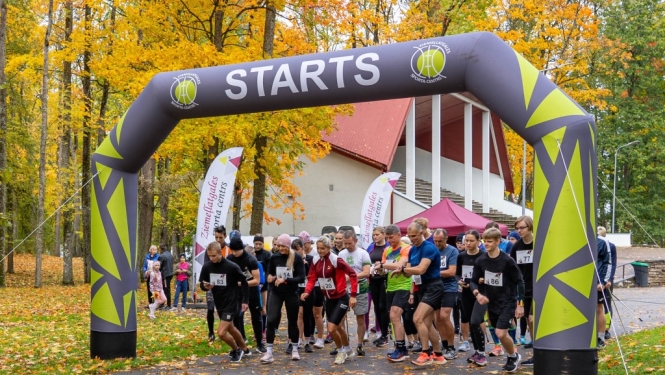 Aizvadīts pasākums "Skrējiens un nūjošana apkārt Balvu ezeram"