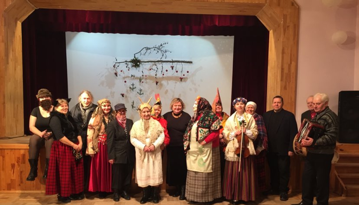 Aicinām uz “Tautasdziesmu teicējas.1991” ceļojošās izstādes notikumu Viļakas muzejā