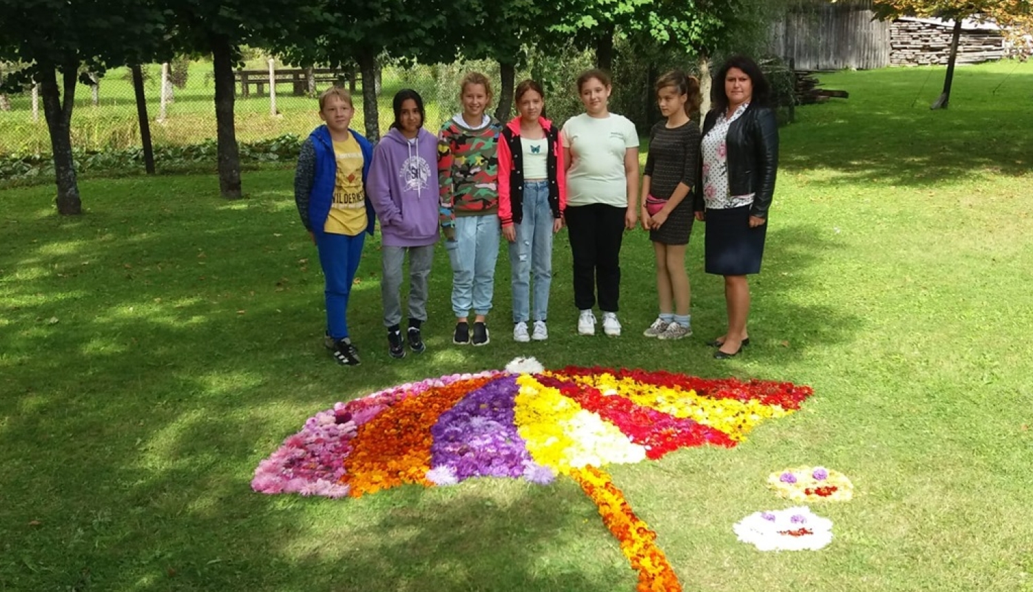 Ziedu paklāja ,,Zem lietussatga!”  veidošana Stacijas pamatskolā