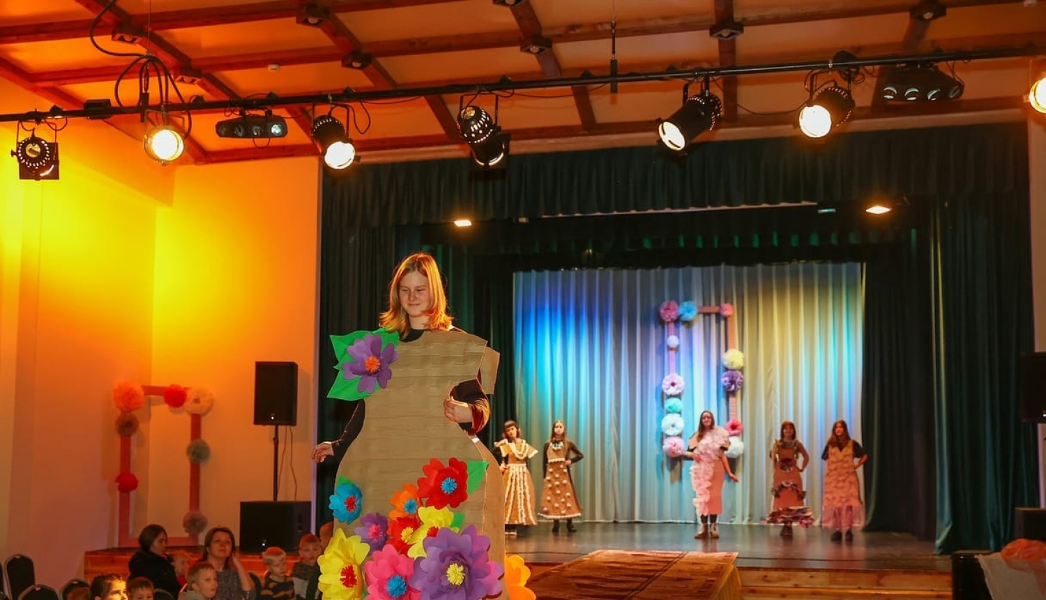 Stacijas pamatskolas piedalīšanās netradicionālās modes skatē “Mīlestības krāsas” 