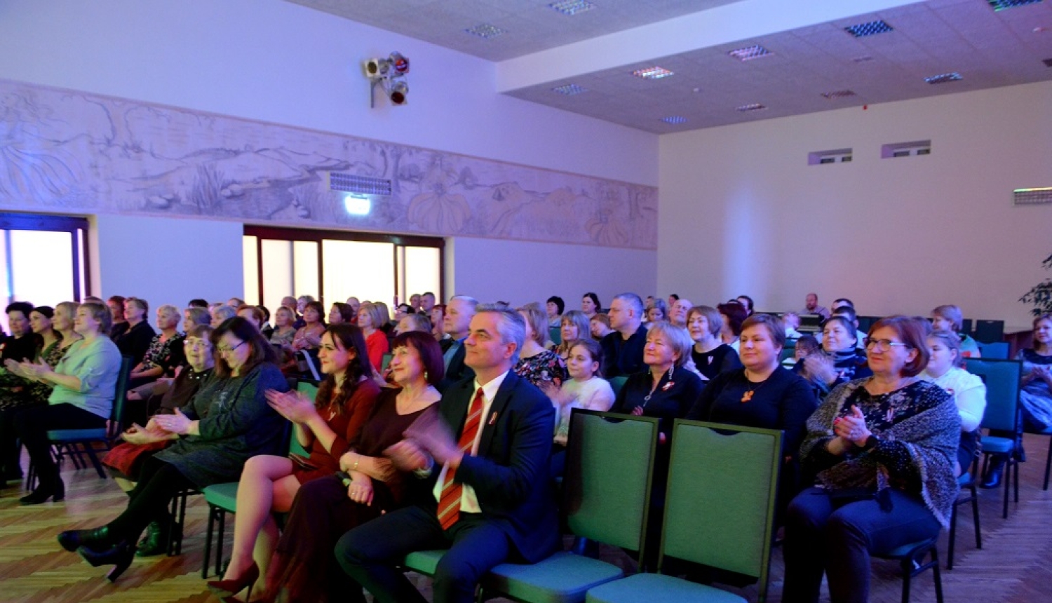 „Latvju jostu apkārt sienot”