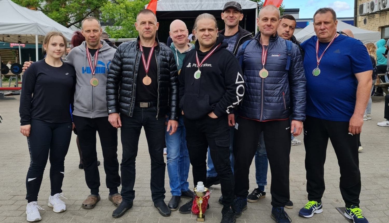 Piedalās sacensībās