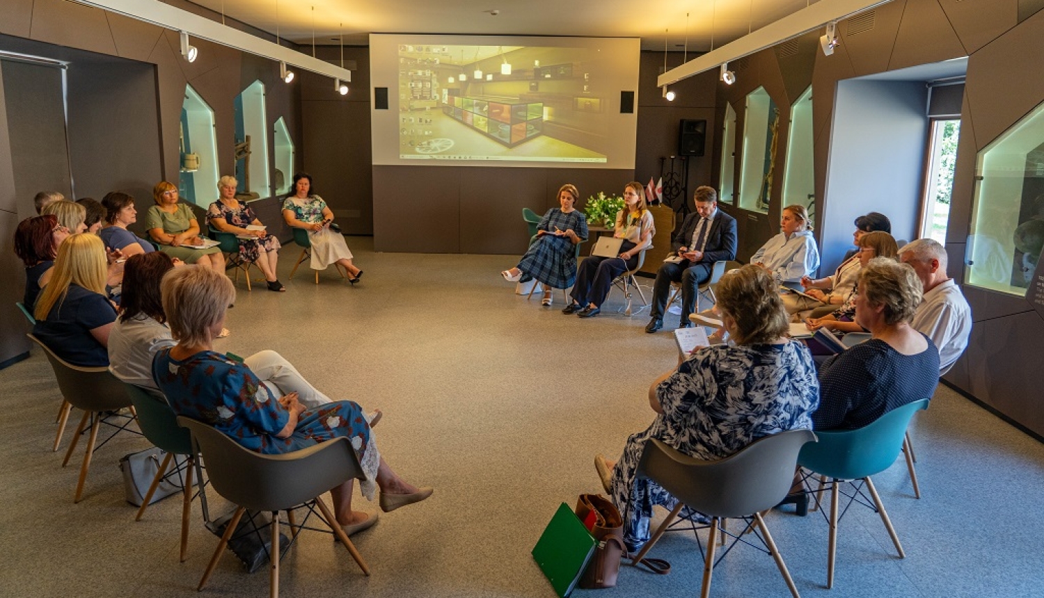 “Cerams, ka atradīsim kopēju valodu!” Tikšanās ir Izglītības ministrijas pārstāvjiem