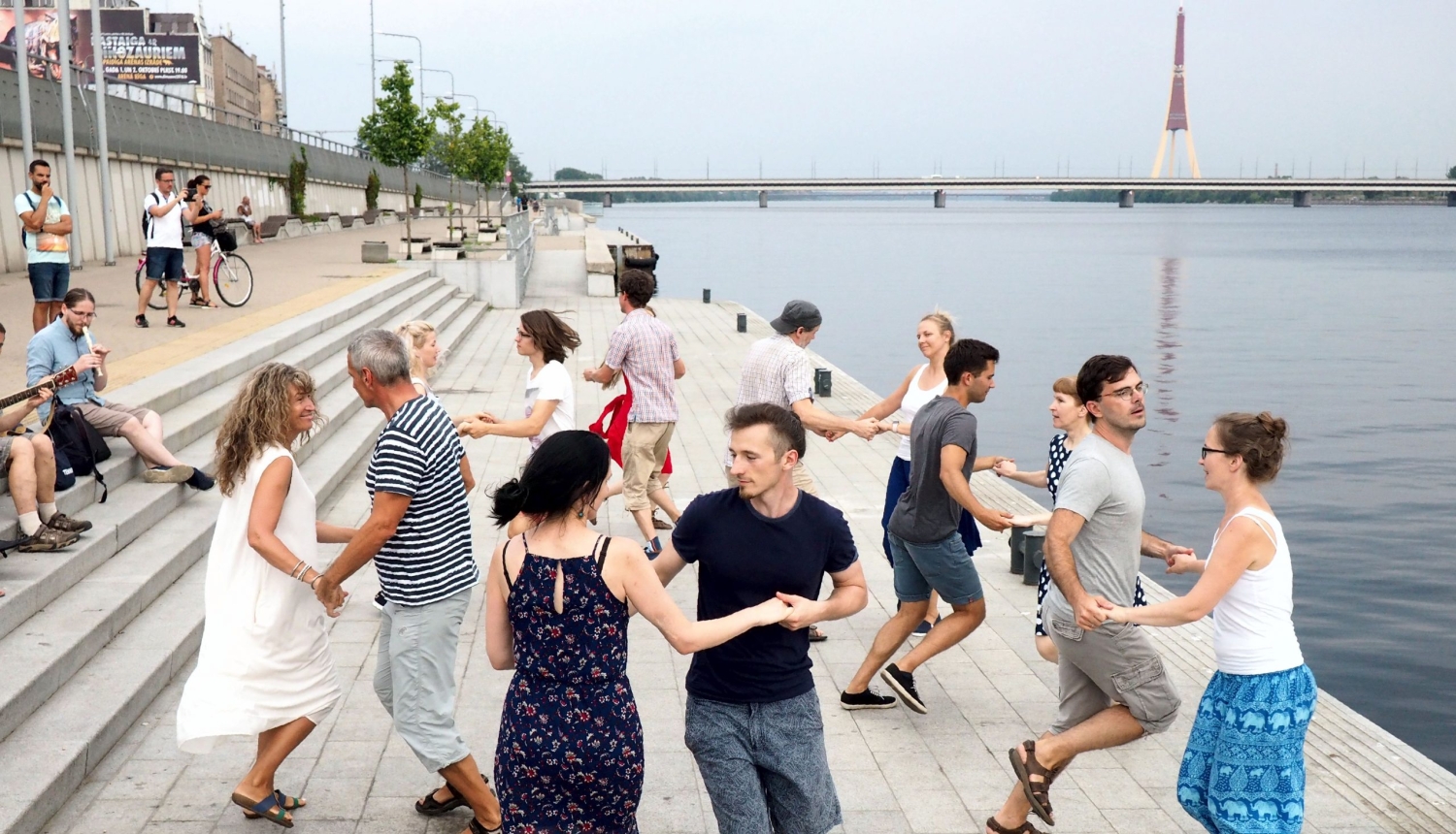 Pasniegs apliecinājumus par nemateriālā kultūras mantojuma vērtības iekļaušanu Latvijas Nacionālajā nemateriālā kultūras mantojuma sarakstā